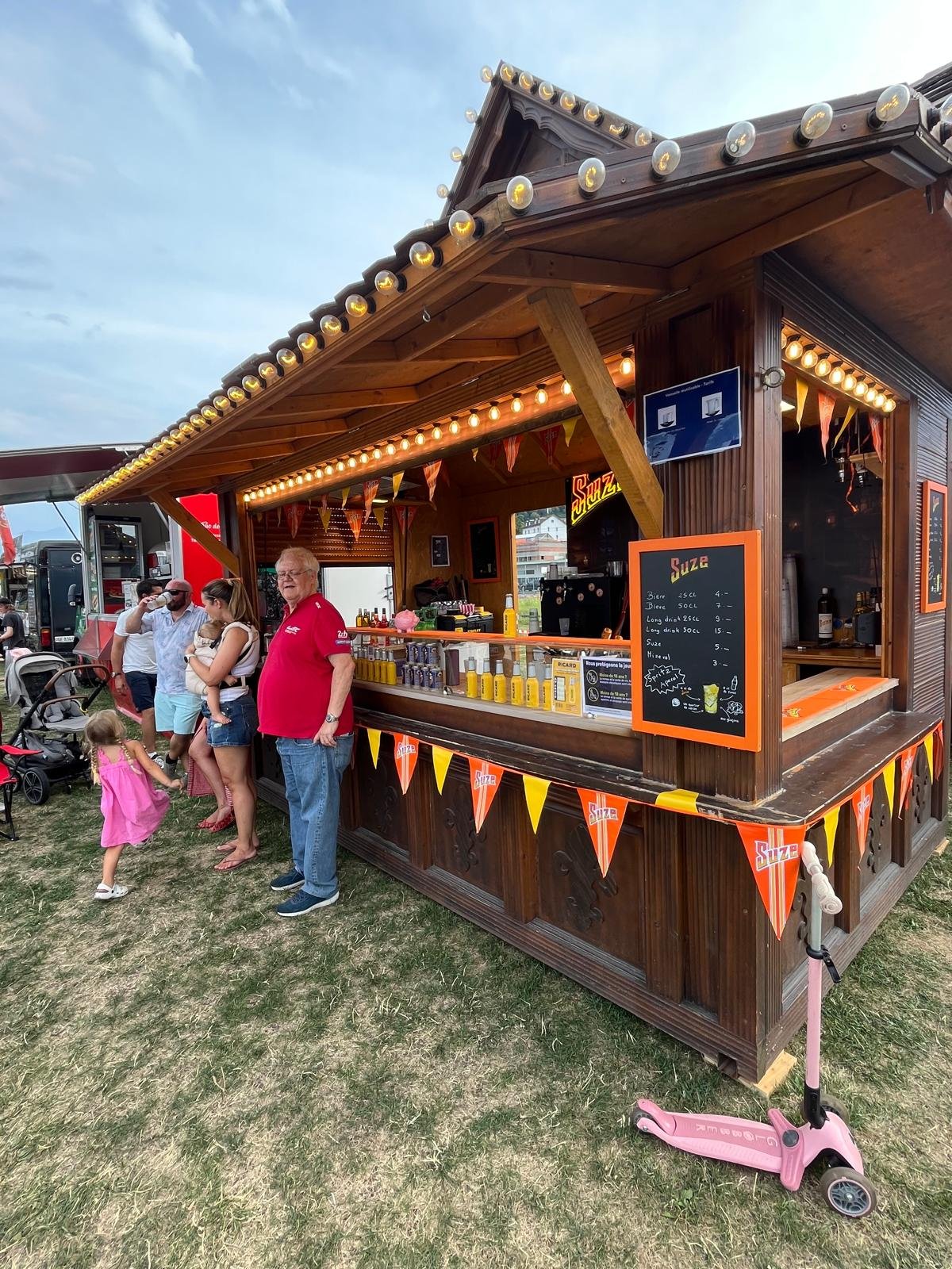 Chalet-bar Suze en journée, comptoir garni et ardoise des tarifs