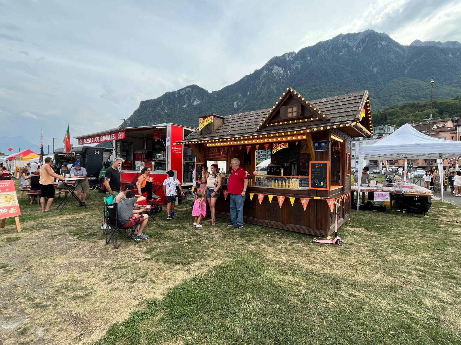 Le chalet-bar Suze installé sur le site de la fête nationale au Bouveret, face aux montagnes
